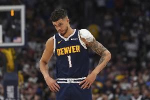 波特:西蒙斯不是不想打是真的伤病很严重 而他的伤我经历了3次 波特:西蒙斯不是不想打是真的伤病很严重 而他的伤我经历了3次