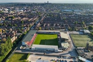 小而美的球场 英甲林肯城的主场辛西尔银行体育场容量为10669人 小而美的球场 英甲林肯城的主场辛西尔银行体育场容量为10669人