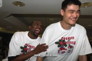 老猫莫布里:姚明太幽默了 每次和他坐一起我都忍不住笑喷 老猫莫布里:姚明太幽默了 每次和他坐一起我都忍不住笑喷