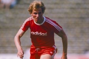 拜仁祝福鲁梅尼格:俱乐部传奇,70岁生日快乐! 拜仁祝福鲁梅尼格:俱乐部传奇,70岁生日快乐!