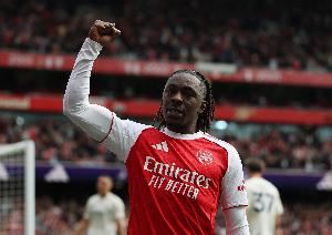 埃泽:不知道怎么就在禁区找到了空当,打进处子球并且赢球很特别 埃泽:不知道怎么就在禁区找到了空当,打进处子球并且赢球很特别