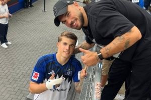 汉堡后卫武什科维奇失良机怒砸球门致手指骨折,随后攻入赛季首球 汉堡后卫武什科维奇失良机怒砸球门致手指骨折,随后攻入赛季首球