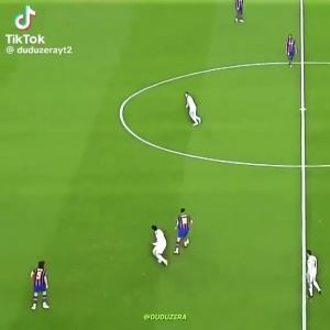 布斯克茨转身,巴萨由守转攻 布斯克茨转身,巴萨由守转攻