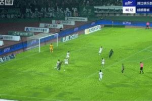 碰到没?卡列洛精彩低射擦立柱偏出,刘殿座倒地扑救,裁判判门球 碰到没?卡列洛精彩低射擦立柱偏出,刘殿座倒地扑救,裁判判门球