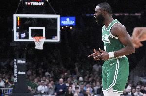 比尔-西蒙斯:布朗下赛季将场均32分 他多4次出手就拿30分了 比尔-西蒙斯:布朗下赛季将场均32分 他多4次出手就拿30分了