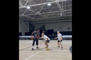 经纪人晒库明加和社区大学球员训练视频:25-26赛季最后的准备 经纪人晒库明加和社区大学球员训练视频:25-26赛季最后的准备