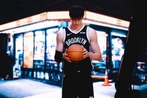 曾凡博晒身穿篮网球衣照:由衷感谢大家 我会去全力追赶这个夏天 曾凡博晒身穿篮网球衣照:由衷感谢大家 我会去全力追赶这个夏天