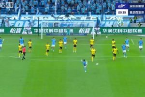 有点逆天!张卫凌空打门踢呲直接送对手反击,戴维森单刀挑射破门 有点逆天!张卫凌空打门踢呲直接送对手反击,戴维森单刀挑射破门