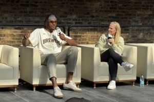 特纳:字母哥现在是我队友了 我们的内线组合强得可怕 特纳:字母哥现在是我队友了 我们的内线组合强得可怕