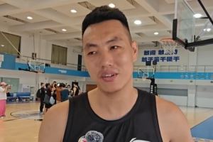 怎么帮赵睿融入球队呢?方硕:还用我帮他吗?他到哪儿都自来熟 怎么帮赵睿融入球队呢?方硕:还用我帮他吗?他到哪儿都自来熟