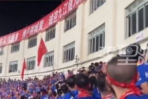 网传赣超球迷被扔水瓶砸伤,警方带走6人 网传赣超球迷被扔水瓶砸伤,警方带走6人