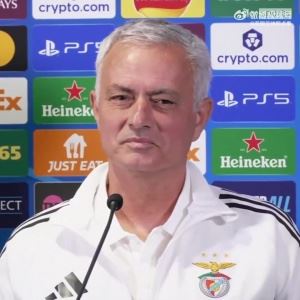 穆帅:很多俱乐部害怕而不挂前教练照片,切尔西做法说明他们伟大 穆帅:很多俱乐部害怕而不挂前教练照片,切尔西做法说明他们伟大