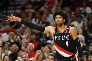 塞布尔:设想球队排兵布阵很有趣 我们有最佳防守阵容级别的球员 塞布尔:设想球队排兵布阵很有趣 我们有最佳防守阵容级别的球员