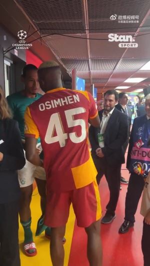 打入制胜球的奥斯梅恩和范迪克交换球衣👕🤝 打入制胜球的奥斯梅恩和范迪克交换球衣👕🤝