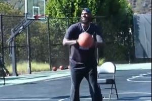 缺席训练亮相直播间!老詹打趣:别让我认真打球 我还在伤病名单里 缺席训练亮相直播间!老詹打趣:别让我认真打球 我还在伤病名单里