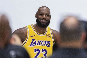 雷迪克:詹姆斯今日因臀部神经问题缺席了球队训练 雷迪克:詹姆斯今日因臀部神经问题缺席了球队训练