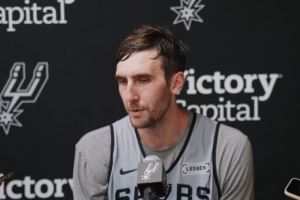 科内特:防守是球队的特质  防守端的强度将决定比赛打法和节奏 科内特:防守是球队的特质  防守端的强度将决定比赛打法和节奏