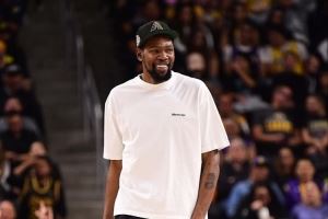 美女主持:你看起来很开心 杜兰特:我一直这么开心啊 美女主持:你看起来很开心 杜兰特:我一直这么开心啊