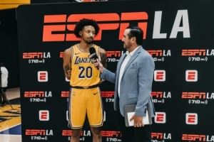 小尼克-史密斯:湖人媒体日球馆里有几百号人 在黄蜂时才20来个 小尼克-史密斯:湖人媒体日球馆里有几百号人 在黄蜂时才20来个