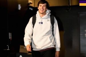 湖人入场照:小里穿“中国”印花T恤 范德彪潮男&艾顿拎“酒瓶” 湖人入场照:小里穿“中国”印花T恤 范德彪潮男&艾顿拎“酒瓶”