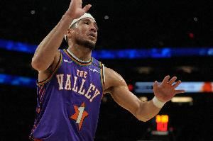 得分组织一把抓!布克半场小试牛刀 9投4中得14分2板5助 得分组织一把抓!布克半场小试牛刀 9投4中得14分2板5助