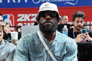 夸梅:詹姆斯和你们不同&其实他买啥都不用花钱 乔丹就是如此 夸梅:詹姆斯和你们不同&其实他买啥都不用花钱 乔丹就是如此