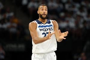 步调一致!狼队四主力戈贝尔&里德&迪文&麦丹皆打满首节再未登场 步调一致!狼队四主力戈贝尔&里德&迪文&麦丹皆打满首节再未登场