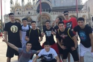 回忆杀!刘晓宇晒与赵继伟等人的合照:10年前的十个人 回忆杀!刘晓宇晒与赵继伟等人的合照:10年前的十个人