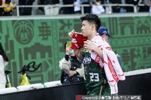 林葳:对林书豪更多是一种崇拜的形式 会去学习他的一些打球方式 林葳:对林书豪更多是一种崇拜的形式 会去学习他的一些打球方式