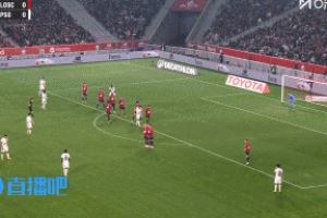 世一左!门德斯任意球世界波直挂死角,登场仅7分钟帮助巴黎领先 世一左!门德斯任意球世界波直挂死角,登场仅7分钟帮助巴黎领先