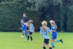 社区之光!伊劳拉带伯恩茅斯赢球后,到草根女子青训足球赛当边裁 社区之光!伊劳拉带伯恩茅斯赢球后,到草根女子青训足球赛当边裁