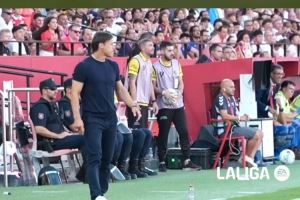 振臂欢呼+拥抱阿古梅!塞维利亚回顾击败巴萨时主帅反应 振臂欢呼+拥抱阿古梅!塞维利亚回顾击败巴萨时主帅反应