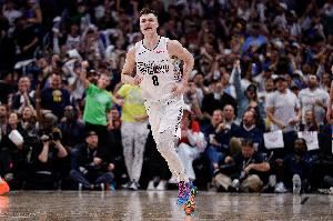 机会全把握住!布劳恩半场6中6&三分2中2贡献14分 另有2板2助1断 机会全把握住!布劳恩半场6中6&三分2中2贡献14分 另有2板2助1断