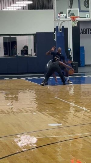 感觉快复出了啊!欧文今日训练后继续加练 看着状态不错 感觉快复出了啊!欧文今日训练后继续加练 看着状态不错