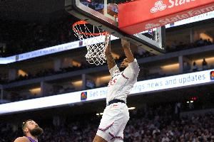 德里克-琼斯:范甘迪曾让我防守更具侵略性 这是我正在努力做的事 德里克-琼斯:范甘迪曾让我防守更具侵略性 这是我正在努力做的事