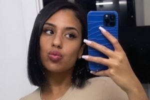 女主持:我和皮尔斯很默契 皮尔斯:你要是找别人做播客我可不干 女主持:我和皮尔斯很默契 皮尔斯:你要是找别人做播客我可不干