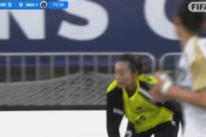 太可惜了!王霜精彩过门将打空门得手,VAR介入裁判示意越位在先 太可惜了!王霜精彩过门将打空门得手,VAR介入裁判示意越位在先