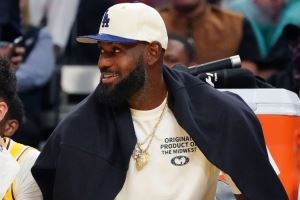 Shams:詹姆斯大概率将缺席整个季前赛 目标是揭幕战完全恢复状态 Shams:詹姆斯大概率将缺席整个季前赛 目标是揭幕战完全恢复状态