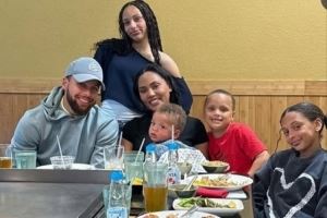 美媒晒库里一家6口聚餐合照!时间都去哪了? 美媒晒库里一家6口聚餐合照!时间都去哪了?