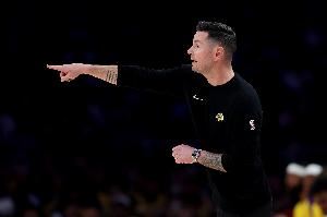 季前赛2连败!Buha:湖人训练氛围明显转变 雷迪克昨天更显急躁 季前赛2连败!Buha:湖人训练氛围明显转变 雷迪克昨天更显急躁