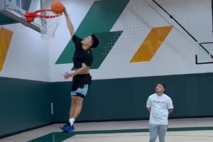 男篮后卫线的希望!赵维伦在训练中完成飘逸单手劈扣 男篮后卫线的希望!赵维伦在训练中完成飘逸单手劈扣