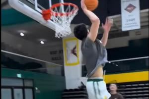 身体状态不错!王俊杰训练中轻盈起跳完成180°单臂暴扣 身体状态不错!王俊杰训练中轻盈起跳完成180°单臂暴扣