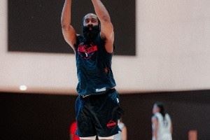 明日季前赛首战广州!快船官方晒今天训练照 全员积极备战 明日季前赛首战广州!快船官方晒今天训练照 全员积极备战