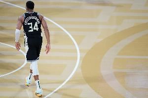 文胖:你可以从字母哥的言行中看出 这大概是他最后一个雄鹿赛季 文胖:你可以从字母哥的言行中看出 这大概是他最后一个雄鹿赛季