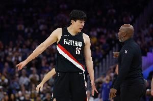 跟小萨爆了!杨瀚森首节4分钟3犯规 但也造了小萨2个! 跟小萨爆了!杨瀚森首节4分钟3犯规 但也造了小萨2个!