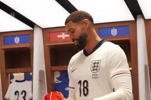 时隔7年再次为英格兰出场,奇克获赠纪念帽子:很高兴重返球队 时隔7年再次为英格兰出场,奇克获赠纪念帽子:很高兴重返球队