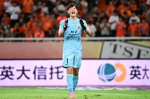 沪媒:海港多位主力身背多张黄牌,球队赛程在争冠队中最艰难 沪媒:海港多位主力身背多张黄牌,球队赛程在争冠队中最艰难