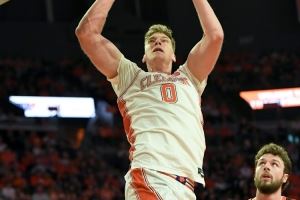 上赛季在大学场均11.4分6.4板!队记:雷霆签下中锋维克托-拉欣 上赛季在大学场均11.4分6.4板!队记:雷霆签下中锋维克托-拉欣