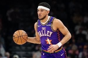 全能表现!布克半场3记三分球拿到11分3板3助1断 全能表现!布克半场3记三分球拿到11分3板3助1断