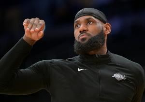 大范调侃:詹姆斯7-8年前就该退役了 我执教时每年都建议他退役 大范调侃:詹姆斯7-8年前就该退役了 我执教时每年都建议他退役